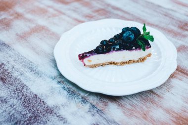 Tahta masada bir parça yabanmersinli cheesecake..