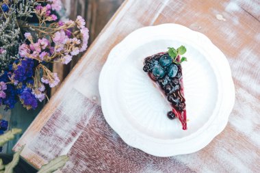 Tahta masada bir parça yabanmersinli cheesecake..