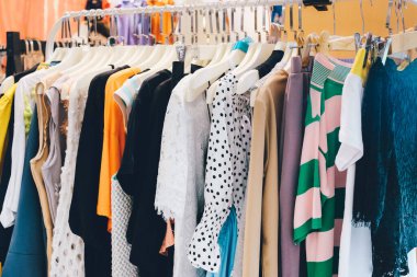 Moda kıyafetlerinin alışveriş merkezinde, moda ve alışveriş konseptinde yakınlaştırılması.