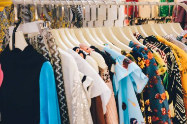Moda kıyafetlerinin alışveriş merkezinde, moda ve alışveriş konseptinde yakınlaştırılması.