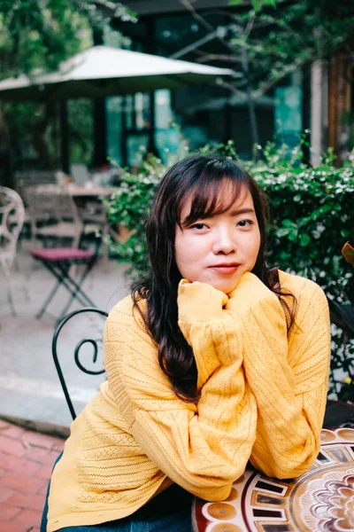 Primer Plano Joven Bonita Mujer Asiática Suéter Azul Amarillo Con — Foto de Stock