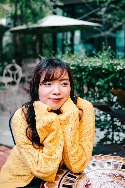 Primer Plano Joven Bonita Mujer Asiática Suéter Azul Amarillo Con — Foto de Stock