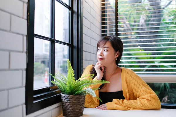 Primer Plano Joven Bonita Mujer Asiática Sentada Café Sensación Relax — Foto de Stock