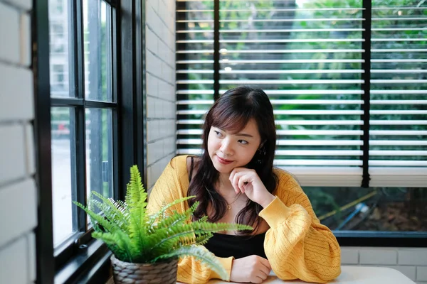 Primer Plano Joven Bonita Mujer Asiática Sentada Café Sensación Relax — Foto de Stock