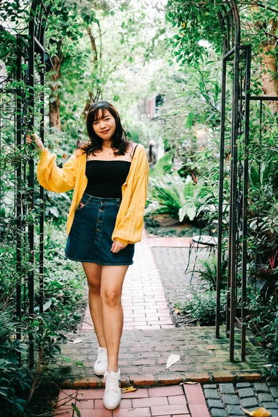 Tutup Wanita Muda Asia Cantik Dengan Sweater Kuning Biru Dengan — Stok Foto