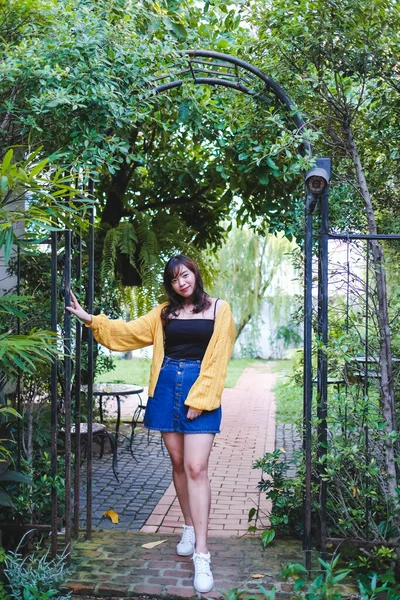 Bahçede Yaşayan Mavi Sarı Süveterli Güzel Asyalı Kadına Yakın Durun — Stok fotoğraf