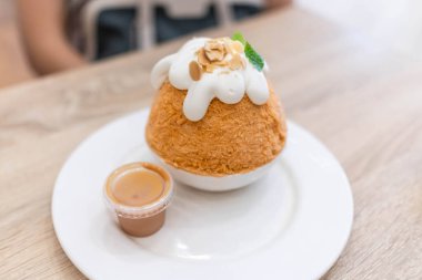 Krem şantili ve sütlü çay soslu Thai çayı..