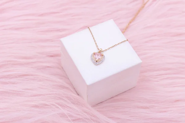 Necklace Jewelry Close Heart Shape Gemstone Gold Chain Necklace Pink — Zdjęcie stockowe