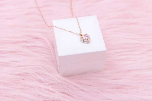 Necklace Jewelry Close Heart Shape Gemstone Gold Chain Necklace Pink — Fotografia de Stock