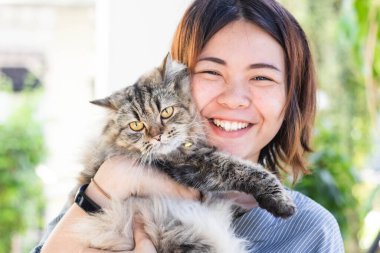 Genç Asyalı kadının, İranlı kedisiyle oynadığı insan-hayvan ilişkilerine yakından bakın..