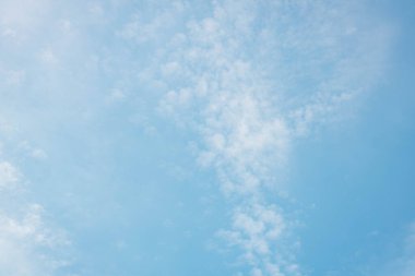 Gökyüzü arkaplanı, bulutlu açık mavi bir gökyüzü arka plan olarak kullanılabilir. Gündüzleri güzel gökyüzü.