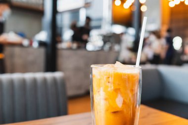 Bir bardak bulanık arkaplanlı buzlu Thai sütlü çay. Tayland çayı..