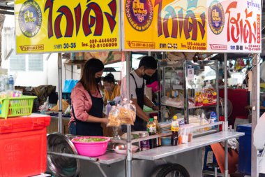 Bangkok, Tayland - 27 Kasım 2022: Tayland 'daki Tayland sokak gıda pazarında veya restoranında köfteli şehriye çorbası pişiren tanımlanamayan Asyalı şef