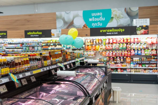 Bangkok, Tayland - 23 Kasım 2021: Tanımlanamayan süpermarket veya hipermarket, yiyecek alışverişi ve aileyi rahatlatmak için popüler bir yerdir.