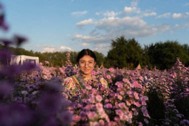 Güzel Asyalı kadın (LGBTQ) doğal makyaj kıyafetleri giyer çiçek parkının doğasında poz verir ya da çiçek bahçesi çimenliği Asya 'da popüler şehir simgesi olarak yetişir.