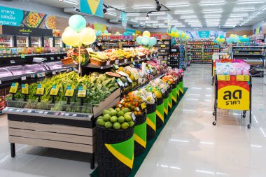 Bangkok, Tayland - 23 Kasım 2021: Tanımlanamayan süpermarket veya hipermarket, yiyecek alışverişi ve aileyi rahatlatmak için popüler bir yerdir.