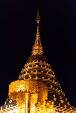 Chiang Mai, Tayland - 8 Ocak 2022: Wat Phra Doi Suthep, Chiang Mai ilindeki Budist tapınağıdır. Bölgede pagodalar, heykeller, çanlar, bir müze ve türbeler var..