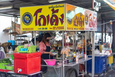 Bangkok, Tayland - 27 Kasım 2022: Tayland 'daki Tayland sokak gıda pazarında veya restoranında köfteli şehriye çorbası pişiren tanımlanamayan Asyalı şef