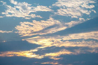 Mavi gökyüzü ve gökyüzünde beyaz bulutlar olan doğal gökyüzünün bulutları rüya gibi, cennet ya da özgürlük kavramında duvar kağıdı arkaplanı olarak kullanılır.