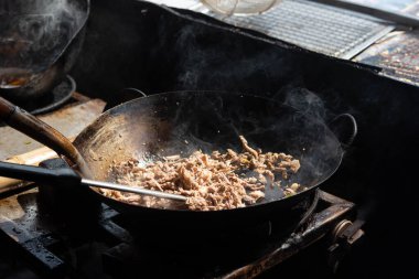Bangkok Tayland 'daki Tayland sokak gıda pazarında ya da restoranda satılık domuz kızartması ya da biftek ve fesleğenle kaplı pirinç.