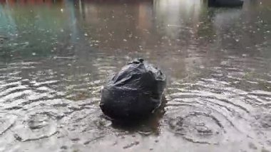 Bangkok 'taki su taşkını kanalizasyon sistemindeki rögar taşkınında sorun var. Yağmur fırtınası olduğunda çöpten tamamen dolu..