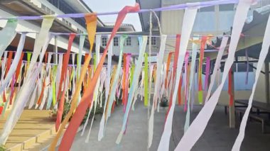 Neşeli kurdeleler ve kumaş şeritler, eğlence ve geleneği sembolize eden festival törenlerinde bir Tayland tapınağını (Wat Thai) süslerler. Kültürel, dini veya kutlama temalı projeler için mükemmel.