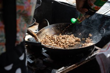 Bangkok Tayland 'daki Tayland sokak gıda pazarında ya da restoranda satılık domuz kızartması ya da biftek ve fesleğenle kaplı pirinç.