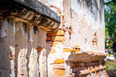 Wat Phra Si Rattana Mahathat ya da Wat Phra That. Bu tapınak en az 600 yaşında ve bir zamanlar antik Suphannaphum kasabasının kalbindeydi..