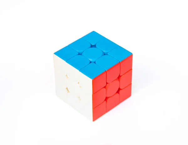 Ізольоване Зображення Квадратного Різнокольорового Кубика Рубіка Білому Тлі Відсіканням Шляху — стокове фото