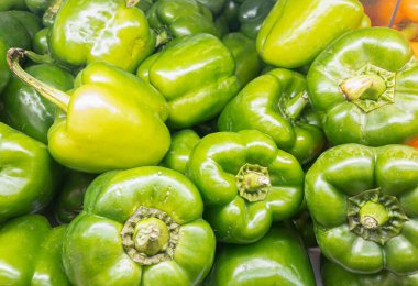 Bir resim yakın plan bir sürü tatlı biber çanı yeşil renk arka plan kullanımı.