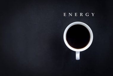 Resim üst görünümü sıcak kahve fincanda veya kupanın beyaz rengi bir içecek sabahıdır. Fotokopi alanı, metin ve kırpma yolu ile koyu arkaplanda enerji verir..