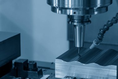 CNC değirmen makinesi enjeksiyon kalıbını katı top değirmeni aracıyla kesiyor. Kalıplar, sert top değirmeni ile makine merkeziyle kesme işlemi yapıyor.