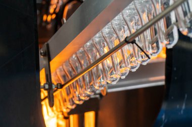 Küf makinesiyle içme suyu üretme işlemi. Plastik şişe üfleme makinesi operasyonu..