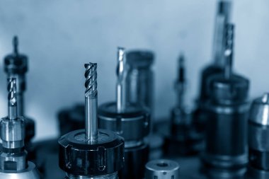 CNC değirmen makinesi için kullanılan kesme aletleri grubunun yakın çekim sahnesi. Makine merkezi için kesme aracı.