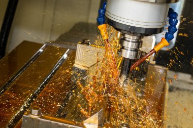 CNC değirmen makinesi, küf parçalarını yağ soğutma metoduyla kesiyor. CNC makine merkezi tarafından üretilen kalıp ve ölüm süreci.