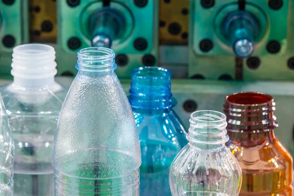 Различные Типы Пластиковых Бутылок Инъекционной Формы Фона Высокотехнологичная Концепция Процесса — стоковое фото