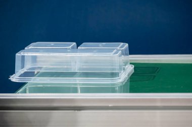 Enjeksiyon makinesiyle kutu parçası üretim işlemi. Plastik işlemden çıkan yiyecek kutusu ürünleri..