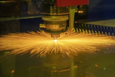 Fiber lazer kesme makinesi metal plakayı kesti. Lazer kesme makinesinin yüksek teknoloji metal üretim süreci.. 