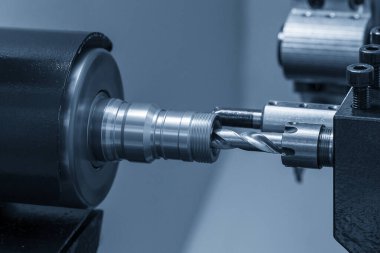 Torna makinesi, torna tezgahlarıyla metal parçalarını kesmeye başladı. Makineyi döndürerek metal işleme süreci.