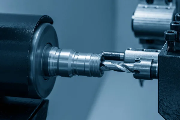 Torna Makinesi Torna Tezgahlarıyla Metal Parçalarını Kesmeye Başladı Makineyi Döndürerek — Stok fotoğraf