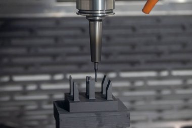 CNC değirmen makinesi, grafit elektrot parçalarını sert top değirmeniyle kesiyor. CNC makine merkezi tarafından üretilen kalıp ve ölüm süreci.