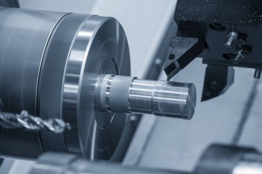 CNC torna makinesi metal şaft parçalarını kesiyor. CNC dönüşüm makinesinin yüksek teknolojili metal işlemesi .