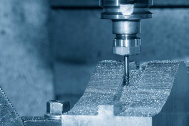 CNC değirmen makinesi, basını kesiyor ve top değirmeninin ucundaki aletle ölüyor. Kalıplar, sert top değirmeni ile makine merkeziyle kesme işlemi yapıyor.