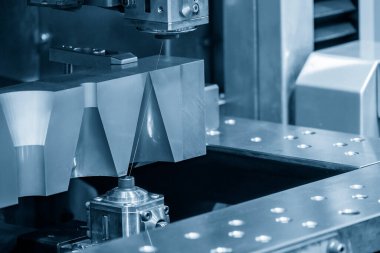 Kablo EDM makinesi kalıpları kesiyor. Zar atma işlemi CNC programı tarafından kablo kesme makine kontrolü ile kesme işlemi.
