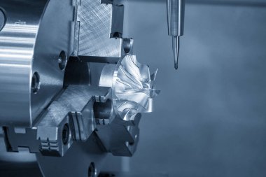 4 eksenli makine merkezi, türbin parçalarını konik top ucu değirmen aracıyla kesiyor. Çok eksenli CNC değirmen makinesinin yüksek hassasiyetli otomotiv üretim süreci.