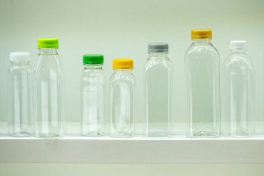 Plastik şişelerin çeşitli boyutları. İçme suyu üretim sürecinin yüksek teknolojisi..