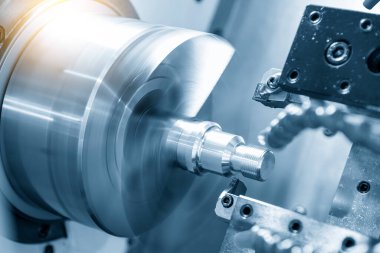CNC torna makinesi metal çivi parçalarının sonunda iplik kesiyor. CNC dönüşüm makinesinin yüksek teknolojili metal işlemesi .