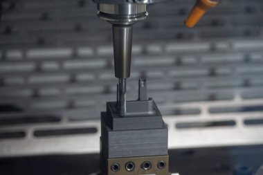 CNC değirmen makinesi, grafit elektrot parçalarını sert top değirmeniyle kesiyor. CNC makine merkezi tarafından üretilen kalıp ve ölüm süreci.