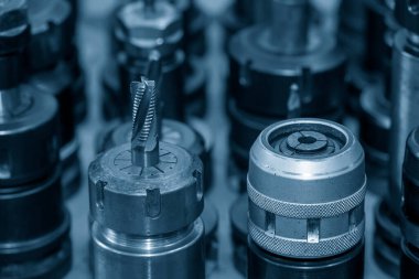 Yakın çekim sahnesi CNC değirmen makinesi için kullanılan kaba kesim araçları. Makine merkezi için kesme aracı.