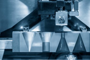 Kablo EDM makinesi kalıpları kesiyor. Zar atma işlemi CNC programı tarafından kablo kesme makine kontrolü ile kesme işlemi.